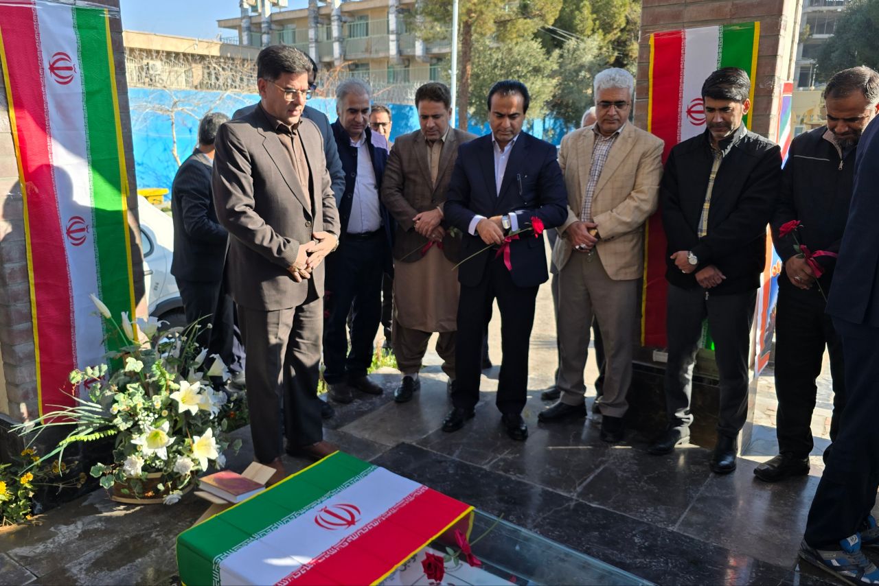 آغاز برنامههای کمیته کارگری دهه فجر سیستان و بلوچستان با عطرافشانی مزار شهید گمنام آغاز برنامههای کمیته کارگری دهه فجر سیستان و بلوچستان با عطرافشانی مزار شهید گمنام